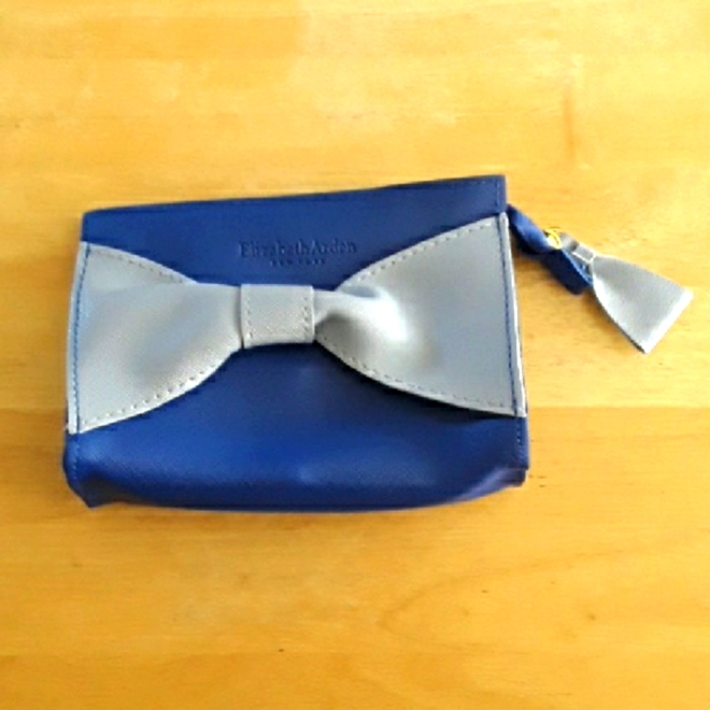 NWOT Elizabeth Arden Blue Cosmetic Bag